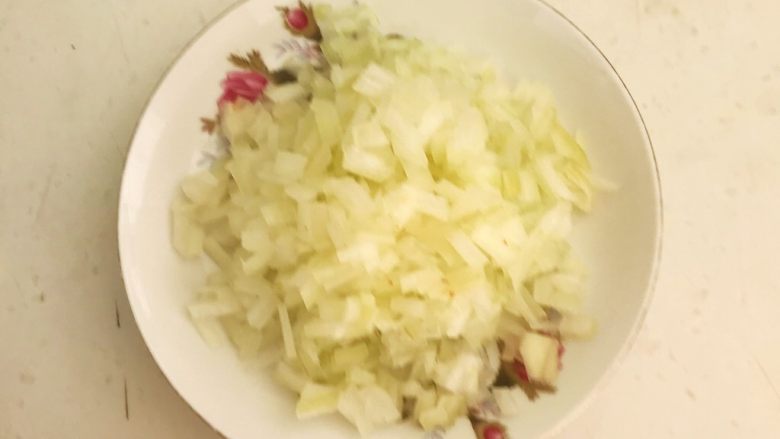 香椿系列之四 法式香椿煎饼,把圆葱切成小丁