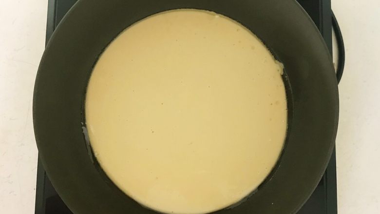 香椿系列之四 法式香椿煎饼,锅烧6分热的时候倒入面汁,小火煎制