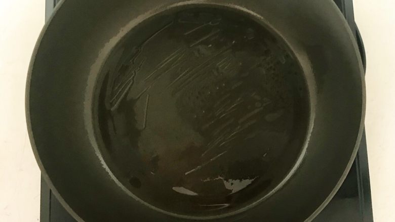 香椿系列之四 法式香椿煎饼,锅里刷一层大豆色拉油