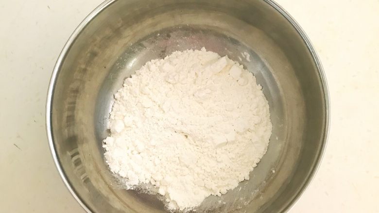 香椿系列之四 法式香椿煎饼,50克低筋粉过筛后放入碗里