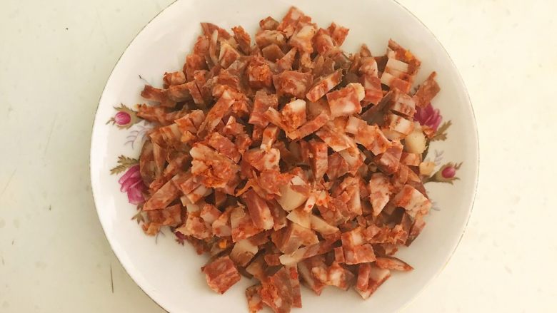香椿系列之四 法式香椿煎饼,把腊肠切成小丁