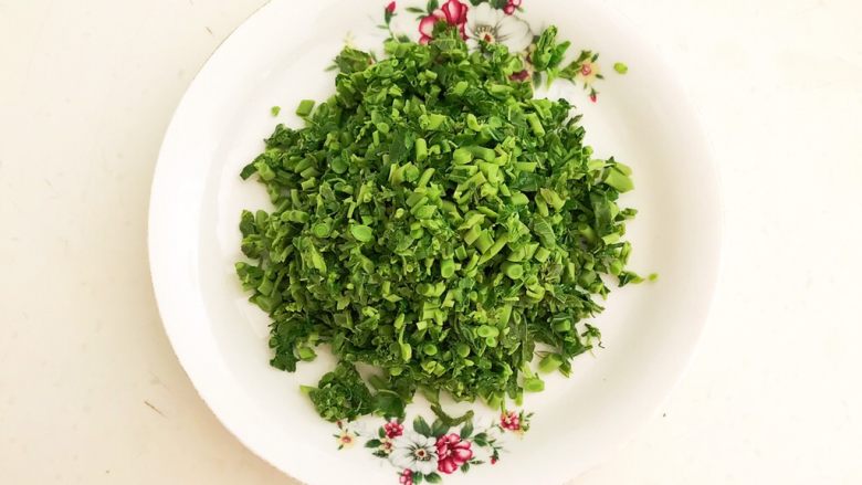 香椿系列之四 法式香椿煎饼,把香椿切成小丁