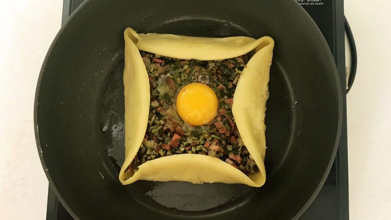 香椿系列之四 法式香椿煎饼,在煎饼中间打入一颗鸡蛋
