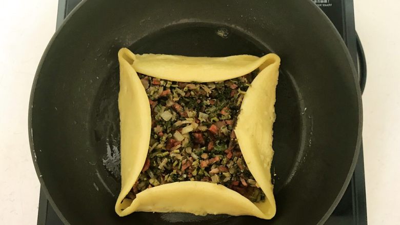香椿系列之四 法式香椿煎饼,把煎饼四边卷上来