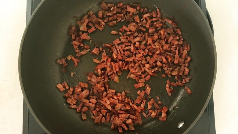 香椿系列之四 法式香椿煎饼,翻炒至腊肠变色
