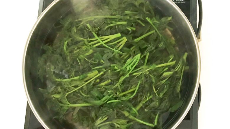 香椿系列之四 法式香椿煎饼,锅里加入冷水烧开后加入香椿,焯水1分钟