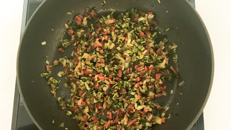香椿系列之四 法式香椿煎饼,翻炒均匀即可