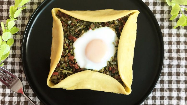 香椿系列之四 法式香椿煎饼,饼坯软糯,香椿腊肠丁鲜香,加上嫩嫩的流心蛋,真的非常独特~