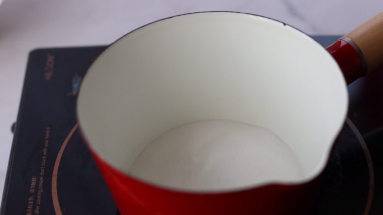 焦糖香蕉慕斯,奶锅里倒入砂糖,小火加热,不用管它