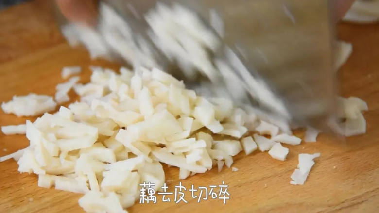 叫它藕饼其实不准确，因为真的是肉比较多,莲藕削皮，切成末。