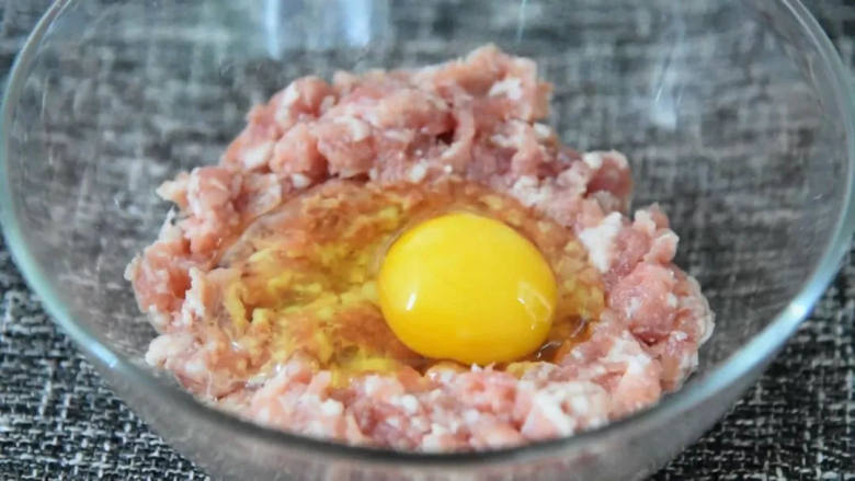 叫它藕饼其实不准确，因为真的是肉比较多,往肉糜里打入一个鸡蛋。
