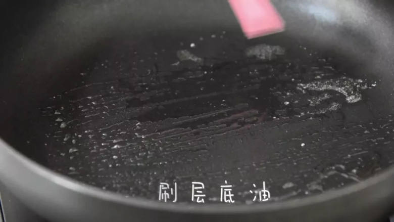 叫它藕饼其实不准确，因为真的是肉比较多,锅里刷一层底油。