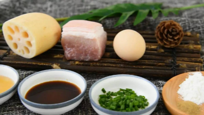 叫它藕饼其实不准确，因为真的是肉比较多,『食材』

<a style='color:red;display:inline-block;' href='/shicai/ 30'>莲藕</a>/<a style='color:red;display:inline-block;' href='/shicai/ 414'>猪肉</a>/<a style='color:red;display:inline-block;' href='/shicai/ 9'>鸡蛋</a>/<a style='color:red;display:inline-block;' href='/shicai/ 3250'>葱</a>/<a style='color:red;display:inline-block;' href='/shicai/ 788'>生抽</a>/<a style='color:red;display:inline-block;' href='/shicai/ 718'>料酒</a>/淀粉