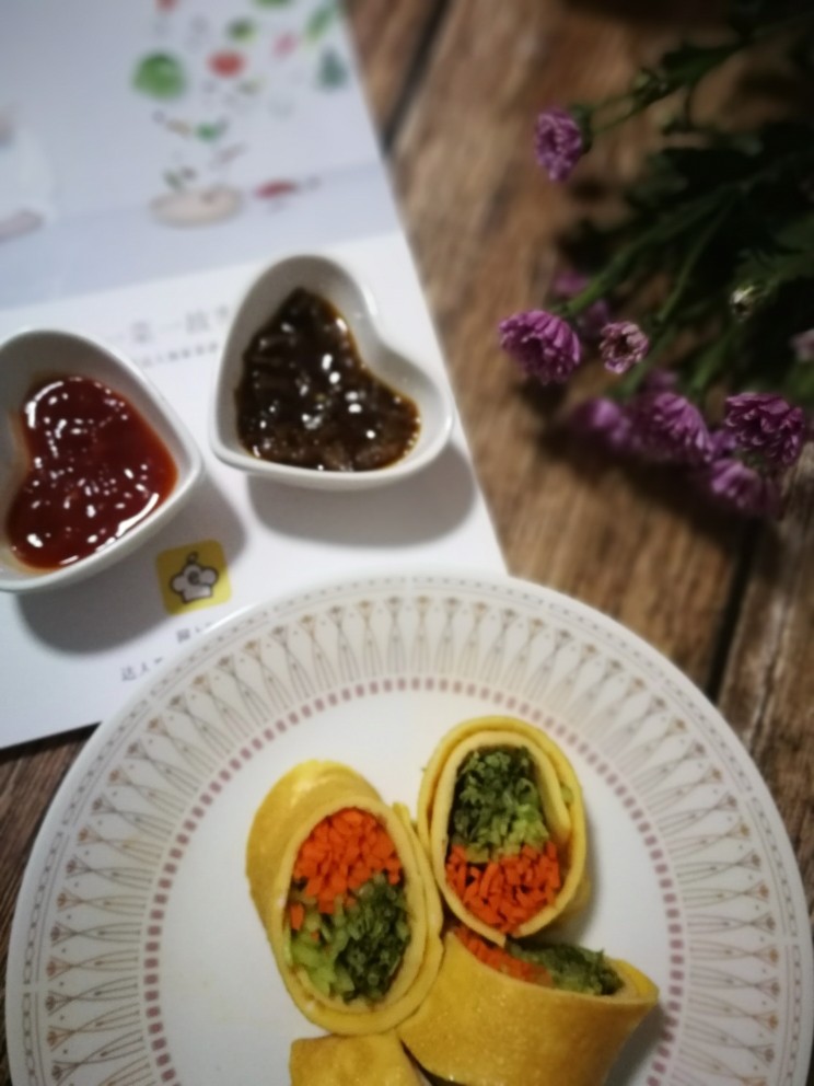 香椿蔬菜蛋皮卷,准备蘸酱,根据个人喜好哦,可以用泰式酸辣酱,番茄酱,辣酱都OK。我是用了两种,番茄的和香菇辣酱,个人更爱香菇辣酱😜