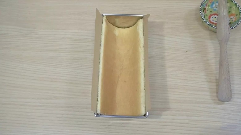 葡萄朗姆酒慕斯蛋糕,将蛋糕胚A(18*13㎝)刷一层糖酒水,烘焙面向里,垫一张烘焙纸,放入半圆模具,备用