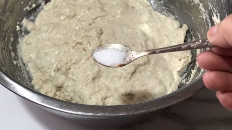 天然酵种橄榄菜欧包,在面团里加入盐,用刮刀搅拌均匀,使面团产生筋度