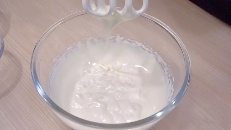 葡萄朗姆酒慕斯蛋糕,最终打发只滴落的蛋液,纹路能保持10秒以上就可以了(或将一根牙签插入1㎝深,牙签不会倒下)