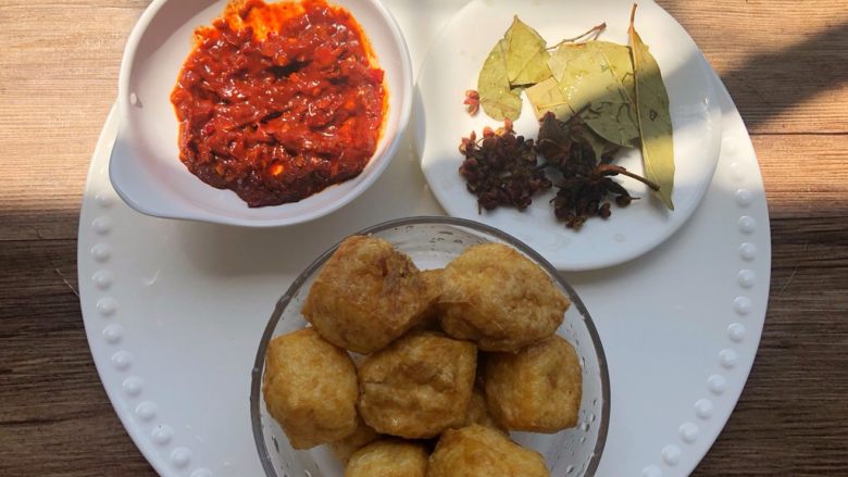 麻辣烫,豆瓣酱总刀剁碎,油豆腐洗净沥水,花椒,香叶,八角洗净待用