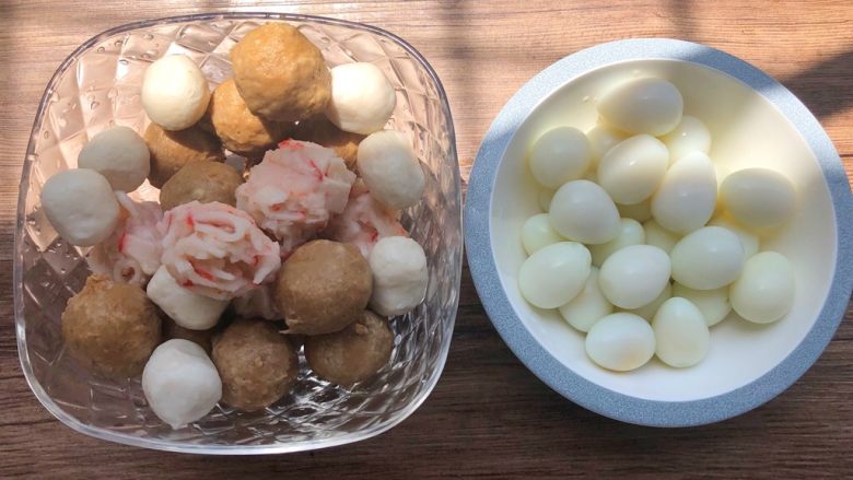 麻辣烫,丸子洗净沥水,鹌鹑蛋剥壳待用