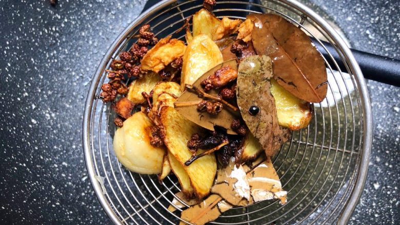 麻辣烫,炒香以后,把全部香料捞起来弃之,留底油
