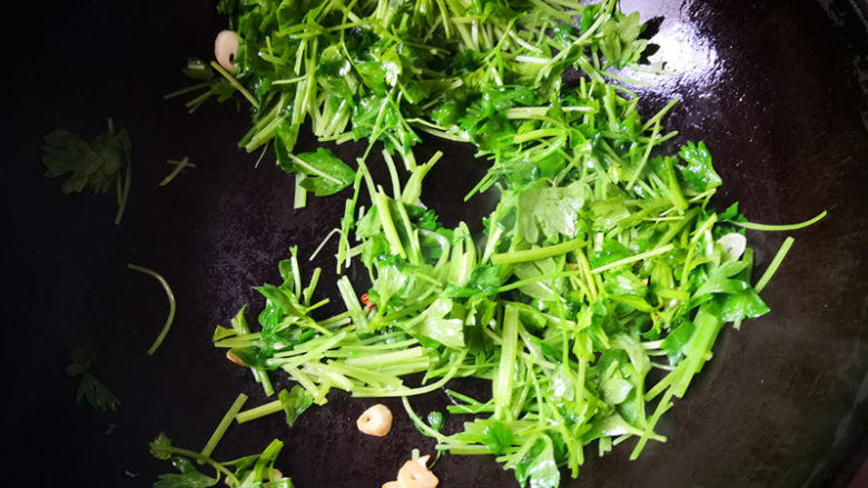 鱿鱼炒香芹,再放入香芹,翻炒几下,