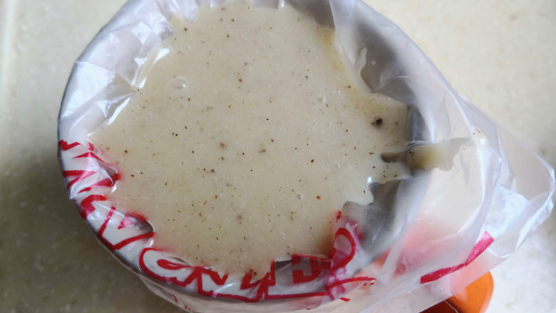 费南雪,把拌好的蛋糕糊装到裱花袋里,