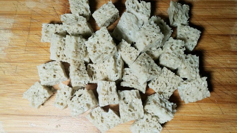 四喜烤麸,焯过水的烤麸反复挤压洗净,并切成小块。
