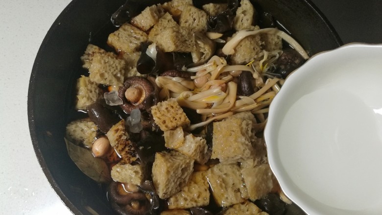 四喜烤麸,然后加水，水和食材持平。