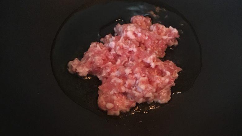 肉末韭菜,热锅热油放入肉末。