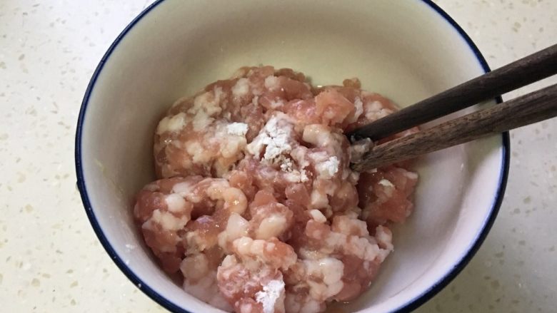 肉末韭菜,肉末1克盐、淀粉和<a style='color:red;display:inline-block;' href='/shicai/ 718'>料酒</a>顺时针搅拌均匀,肉末和肉丝想要炒出来不柴的话,必须炒之前加点料腌制一会。