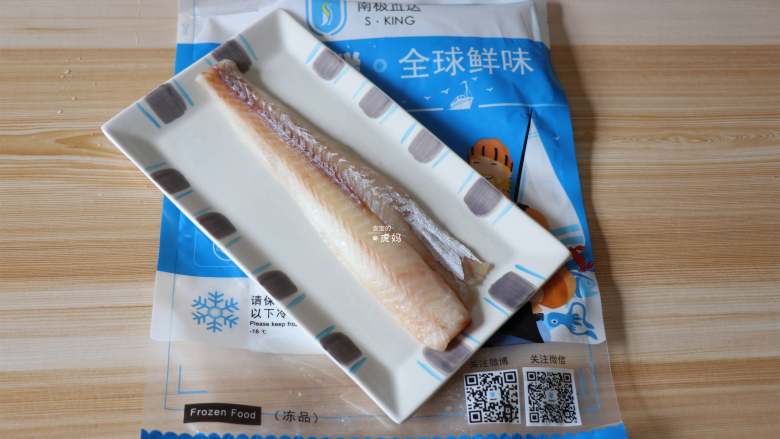 狭鳕鱼豆腐羹,将阿拉斯加狭鳕鱼去除包装提前一晚放进冰箱冷藏,解冻;
