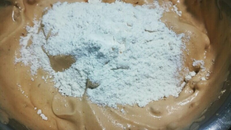 枣糕,再把过筛后恩低粉和小苏打分3次加入面糊中,用刮刀切拌均匀。