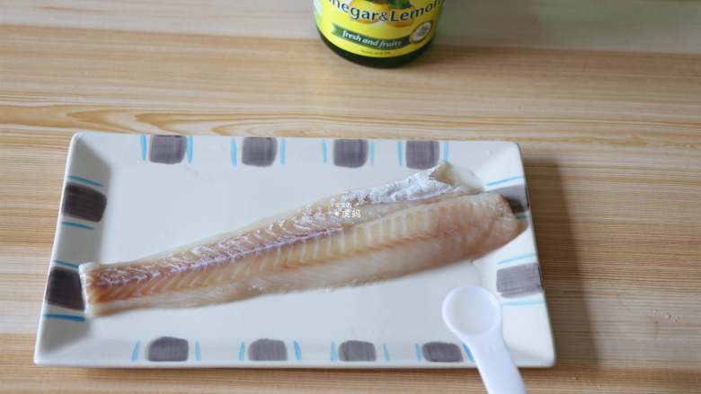 狭鳕鱼豆腐羹,解冻好后稍微冲洗一下沥干,加入2小勺柠檬醋,少许盐,适量<a style='color:red;display:inline-block;' href='/shicai/ 134340'>黑胡椒粉</a>;