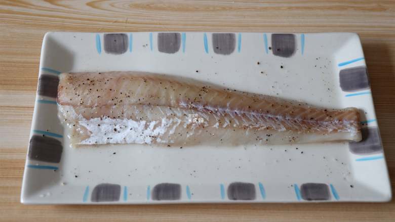狭鳕鱼豆腐羹,抹均匀后腌制20分钟;