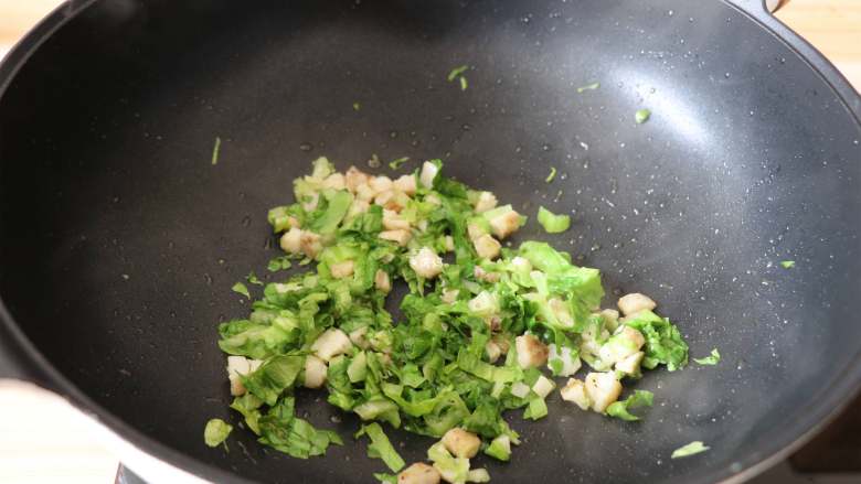 狭鳕鱼豆腐羹,倒入生菜翻炒一两下;