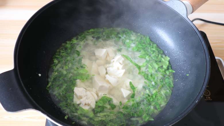 狭鳕鱼豆腐羹,加入适量热开水,倒入<a style='color:red;display:inline-block;' href='/shicai/ 474'>内酯豆腐</a>,煮至再次沸腾;