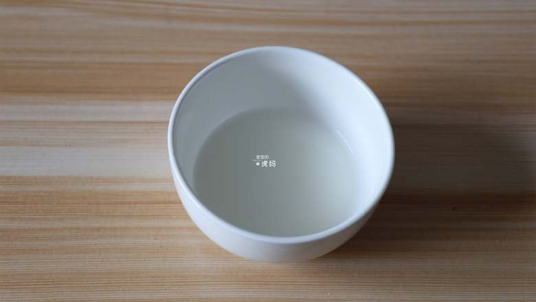 狭鳕鱼豆腐羹,提前将淀粉加适量水调成淀粉水;