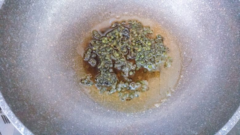 藤椒鸡,锅内热油放入藤椒,炸出香味