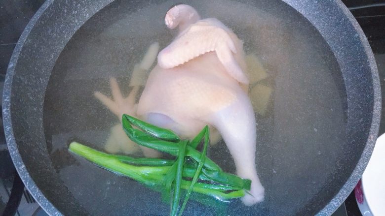 藤椒鸡,把鸡放入,盖上锅盖,煮12~15分钟