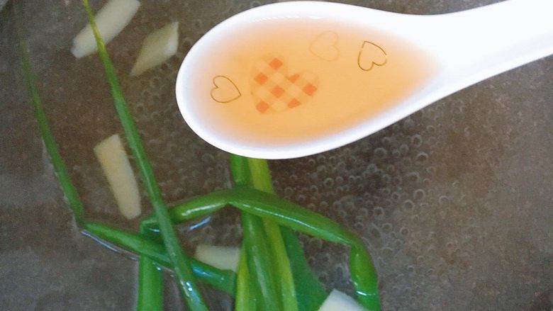 藤椒鸡,锅中烧开水,放入葱结和姜片,加入三茶匙<a style='color:red;display:inline-block;' href='/shicai/ 718'>料酒</a>