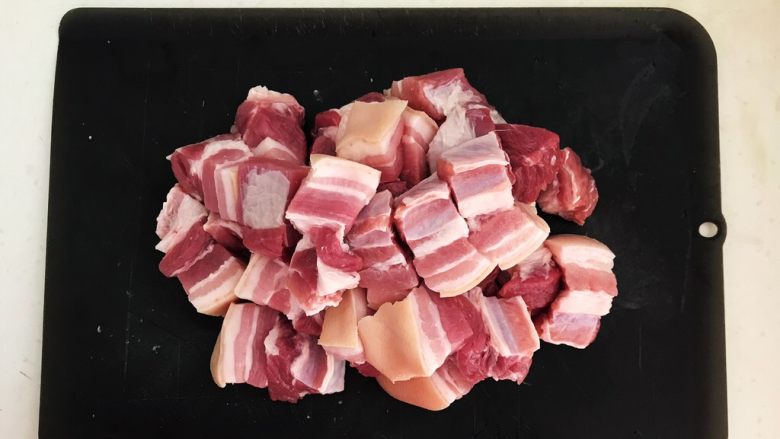 东北特色菜 猪肉炖粉条,把如花肉切成2.5㎝见方的小块