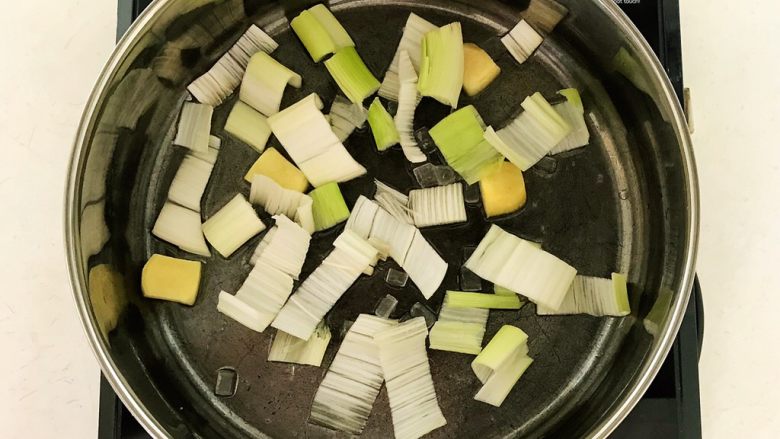 东北特色菜 猪肉炖粉条,小火煸炒至冰糖融化