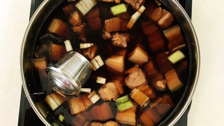 东北特色菜 猪肉炖粉条,放入调料盒