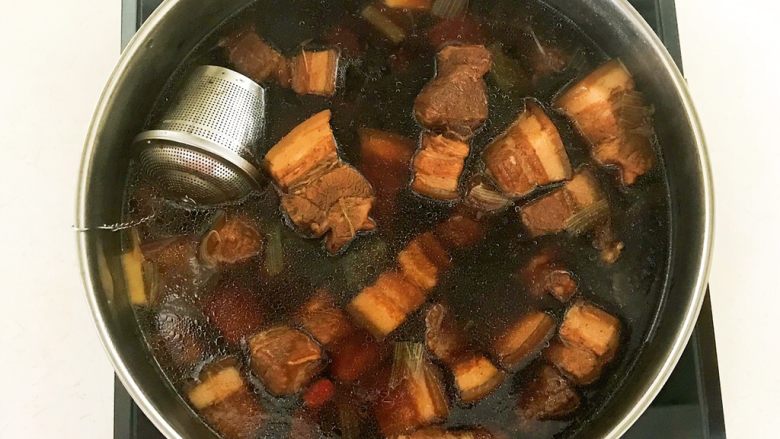 东北特色菜 猪肉炖粉条,五花肉8分熟了