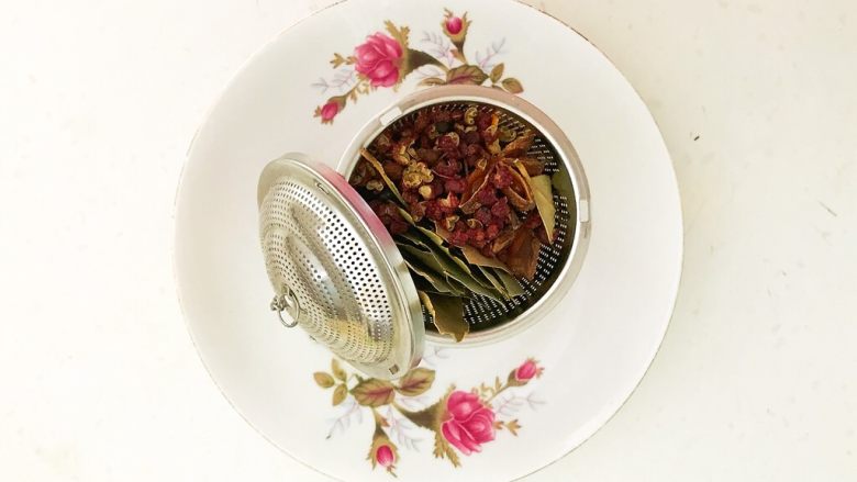 东北特色菜 猪肉炖粉条,把所有辅料放入料盒里面