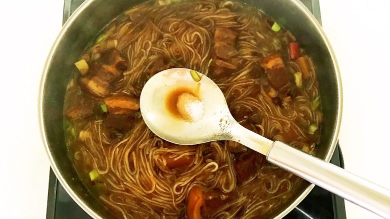 东北特色菜 猪肉炖粉条,加入2克精盐,调匀即可
