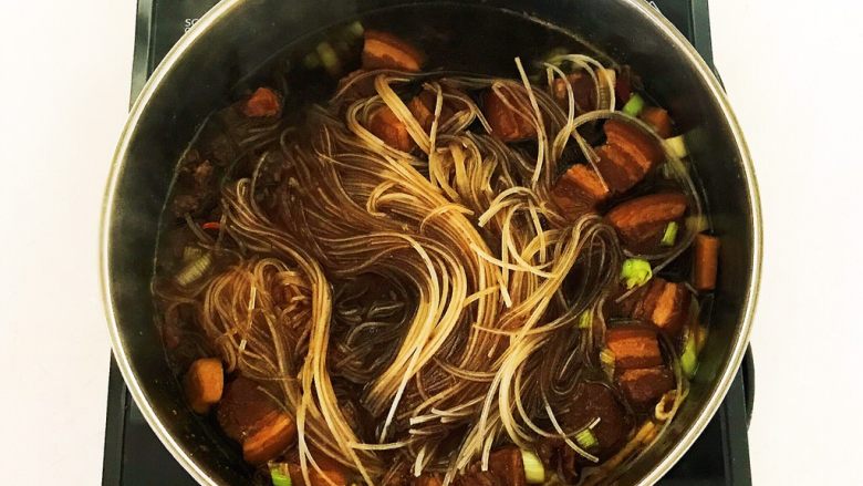 东北特色菜 猪肉炖粉条,大火烧开后小火烧5分钟