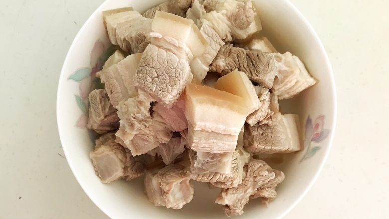 东北特色菜 猪肉炖粉条,沥干水份
