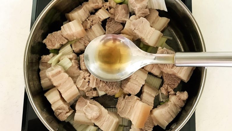 东北特色菜 猪肉炖粉条,加入1片<a style='color:red;display:inline-block;' href='/shicai/ 718'>料酒</a>