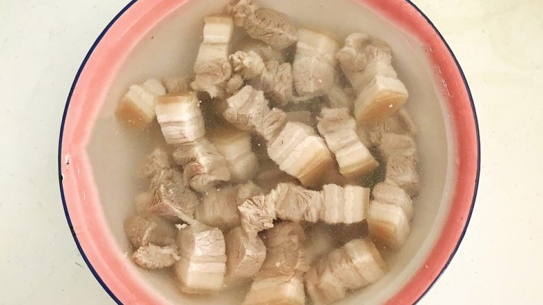 东北特色菜 猪肉炖粉条,把焯好的如花肉捞出来,清洗干净